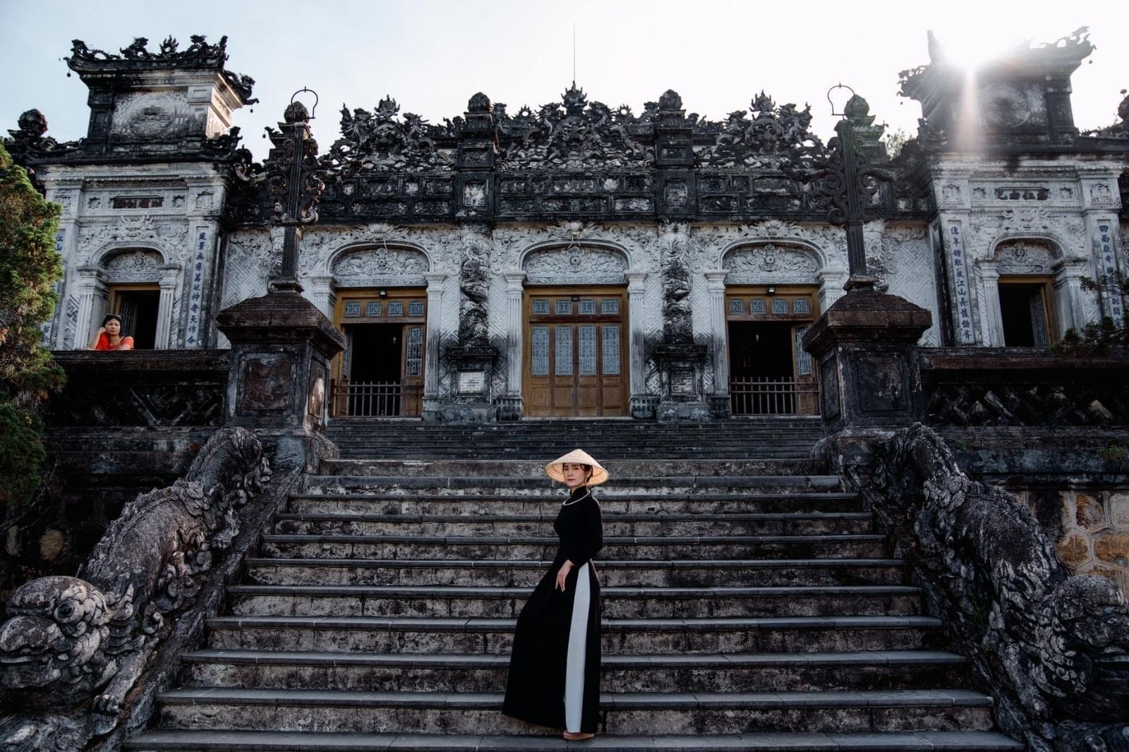 Lăng Khải Định trở thành một địa điểm thu hút nhiều du khách đến chụp ảnh