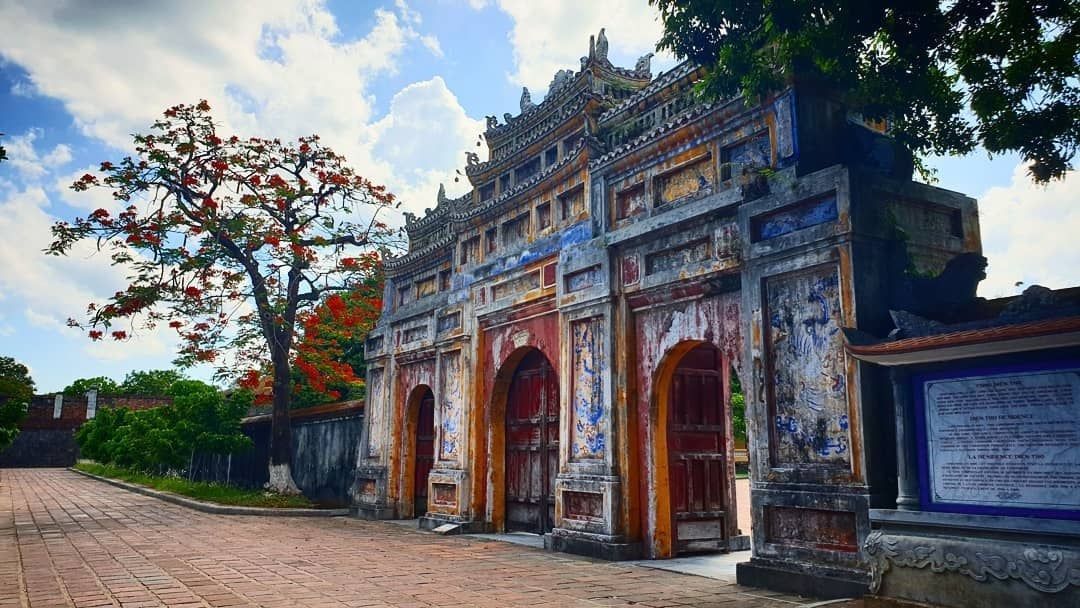 Cổng Đại Hồng Môn tại lăng Minh Mạng, dẫn vào không gian linh thiêng với các tòa kiến trúc mang ý nghĩa tượng trưng.