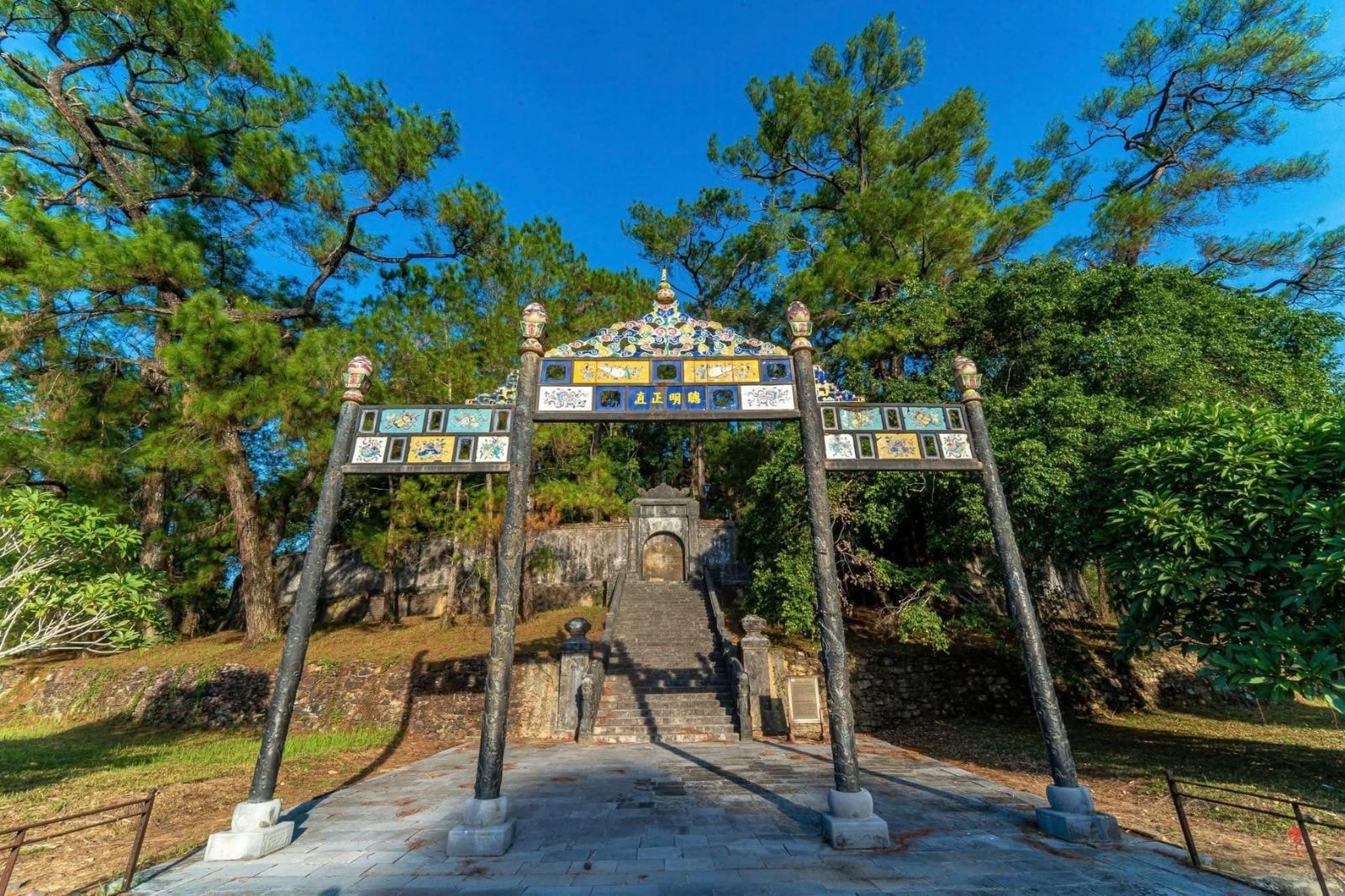 Lăng mộ hài hòa với vẻ đẹp thiên nhiên