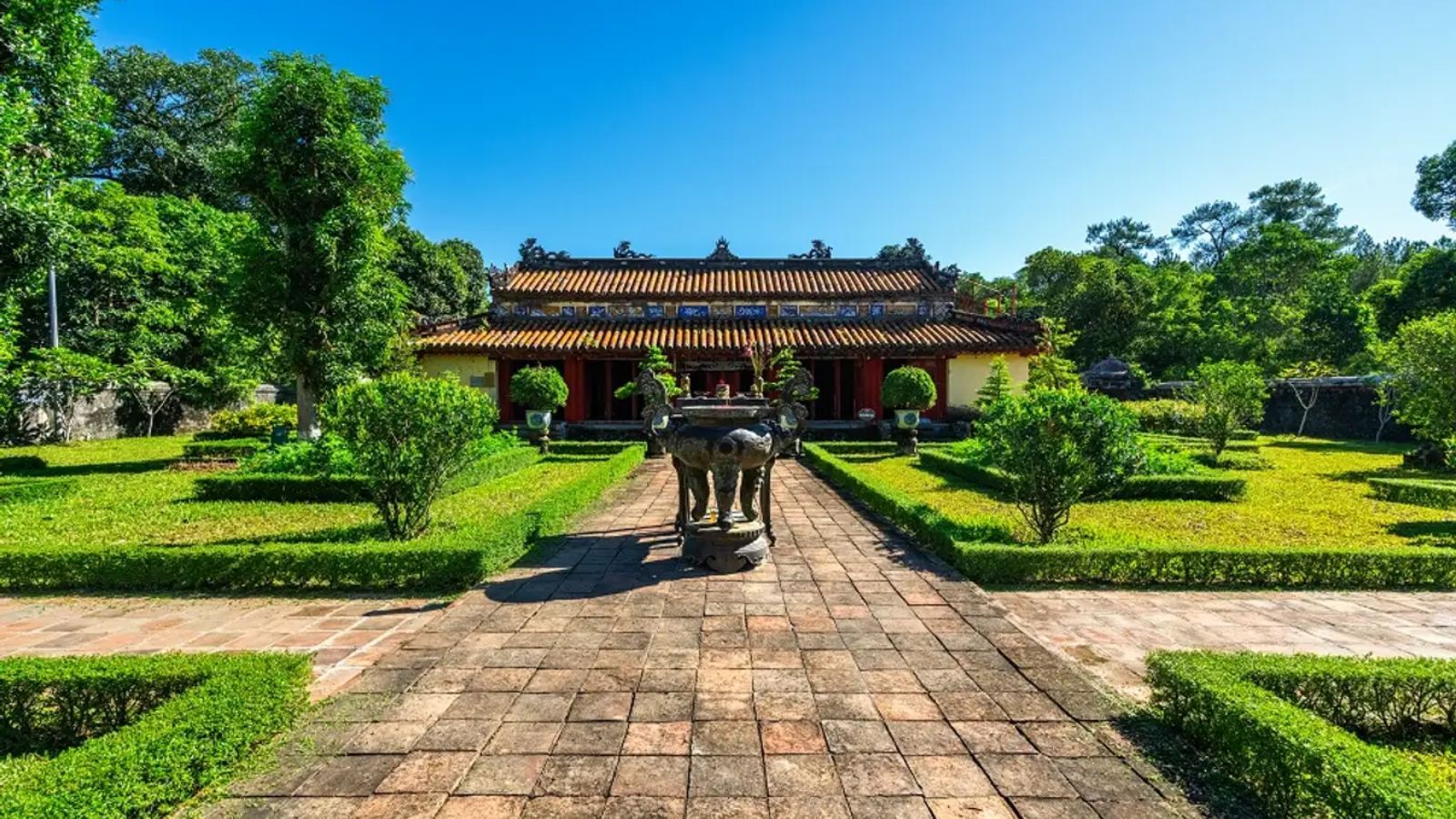Khuôn viên bên trong Lăng Gia Long, được xây dựng một cách cân đối và hài hòa với thiên nhiên.
