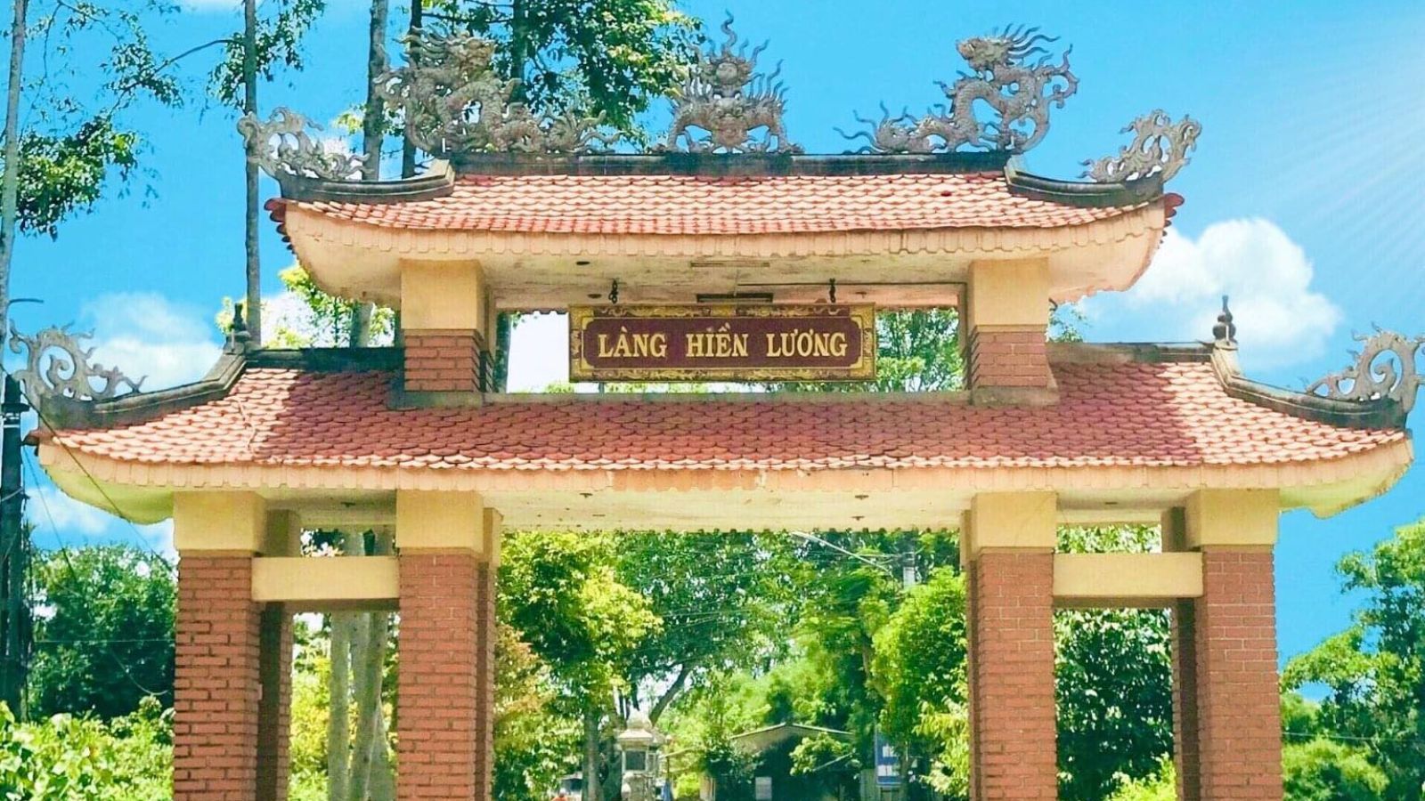 전통미가 물씬 풍기는 히엔르엉 마을 입구 문 모습.