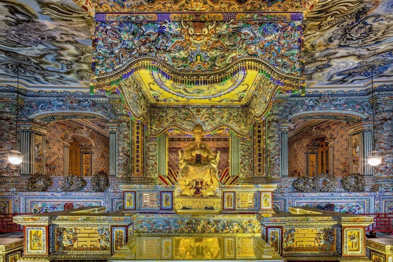 Mỗi lăng tẩm đều mang một vẻ đẹp kiến trúc riêng 