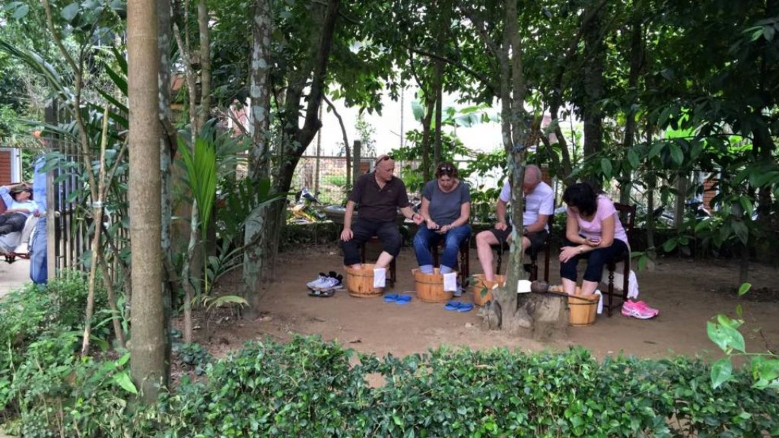 Ospiti durante un pediluvio tradizionale alle erbe medicinali a Thuy Bieu.