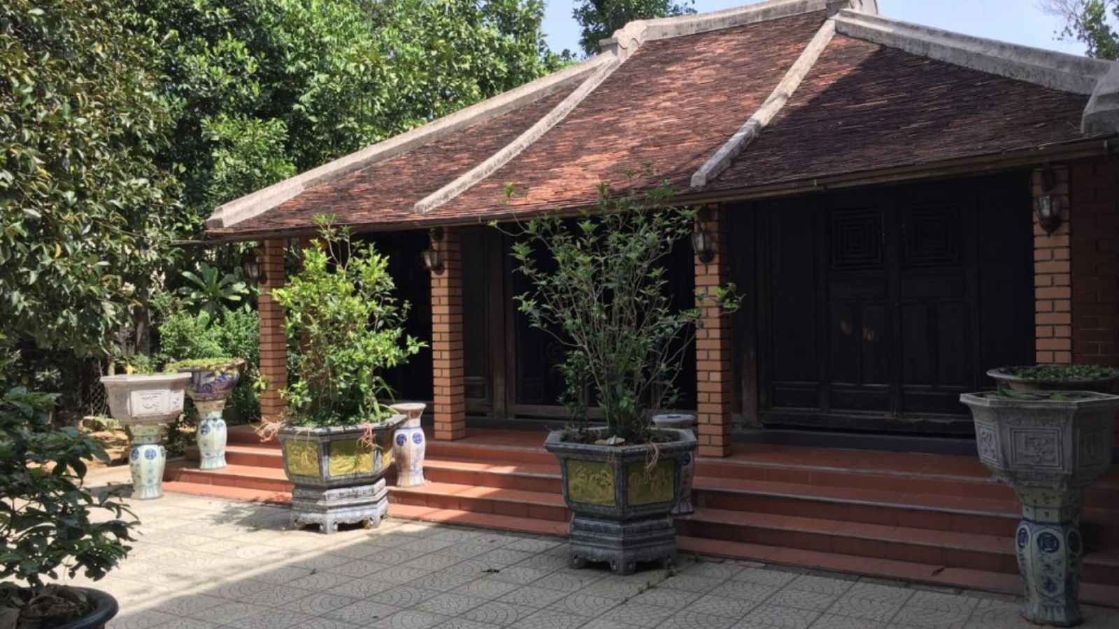 Tradizionale casa con giardino di Thuy Bieu nello stile architettonico tipico di Hue.