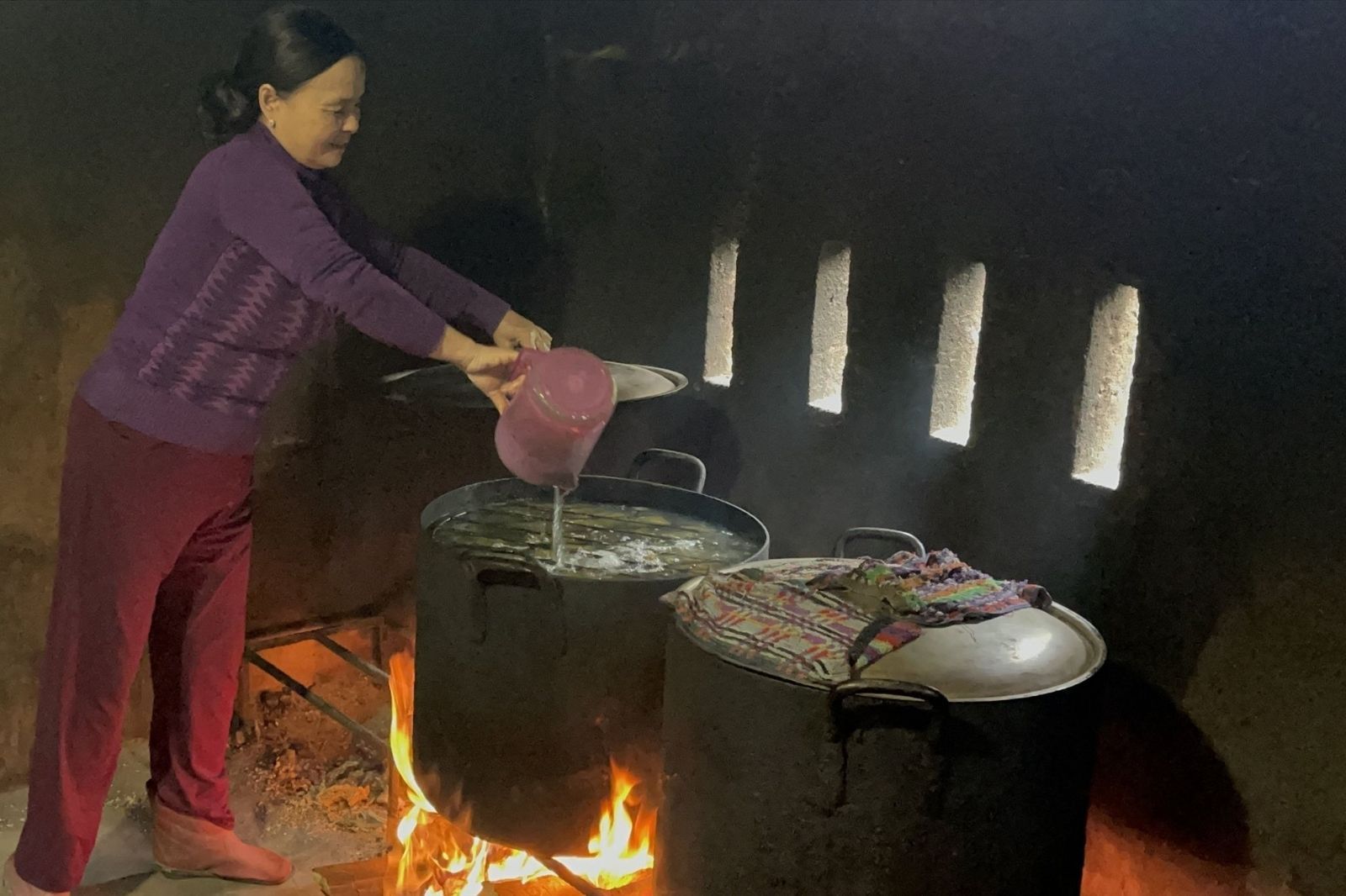 Lâu lâu lại chêm thêm nước vào nồi bánh 