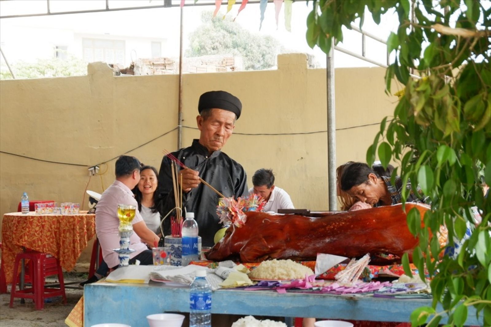 Lễ cúng tại miếu Cá Ông