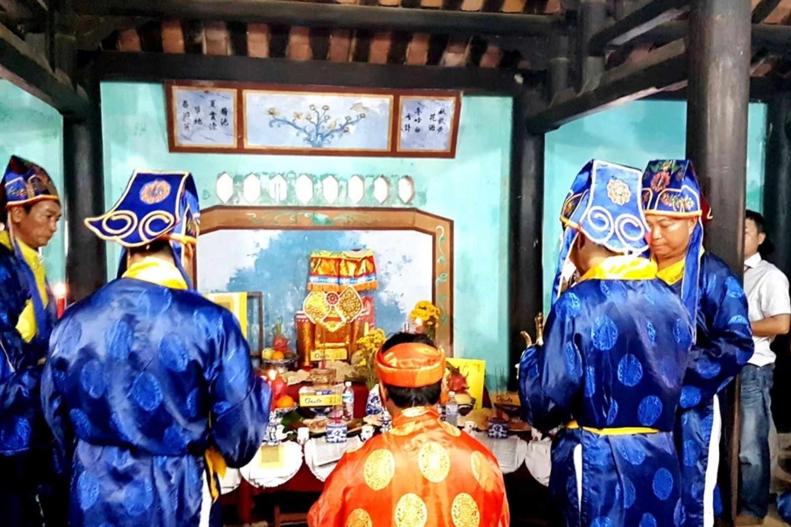 Lễ cúng tại miếu tổ  