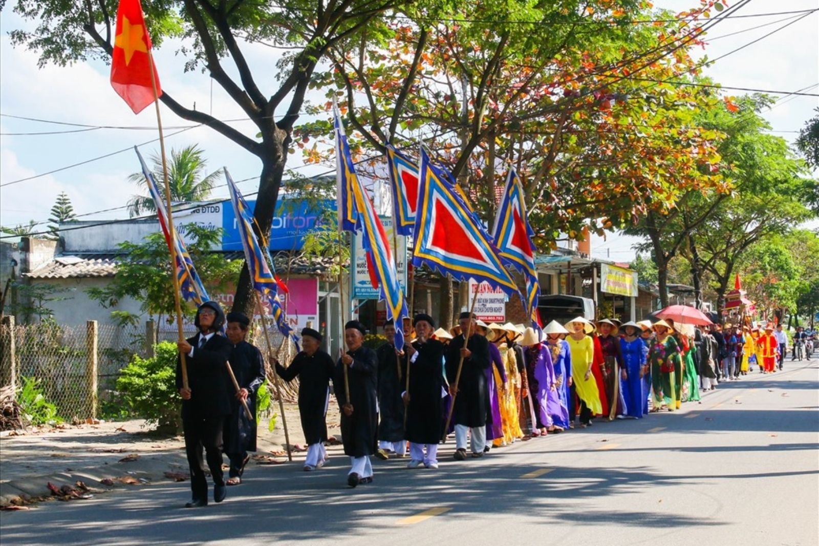 Lễ hội có sự tham gia đông đúc của dân làng  