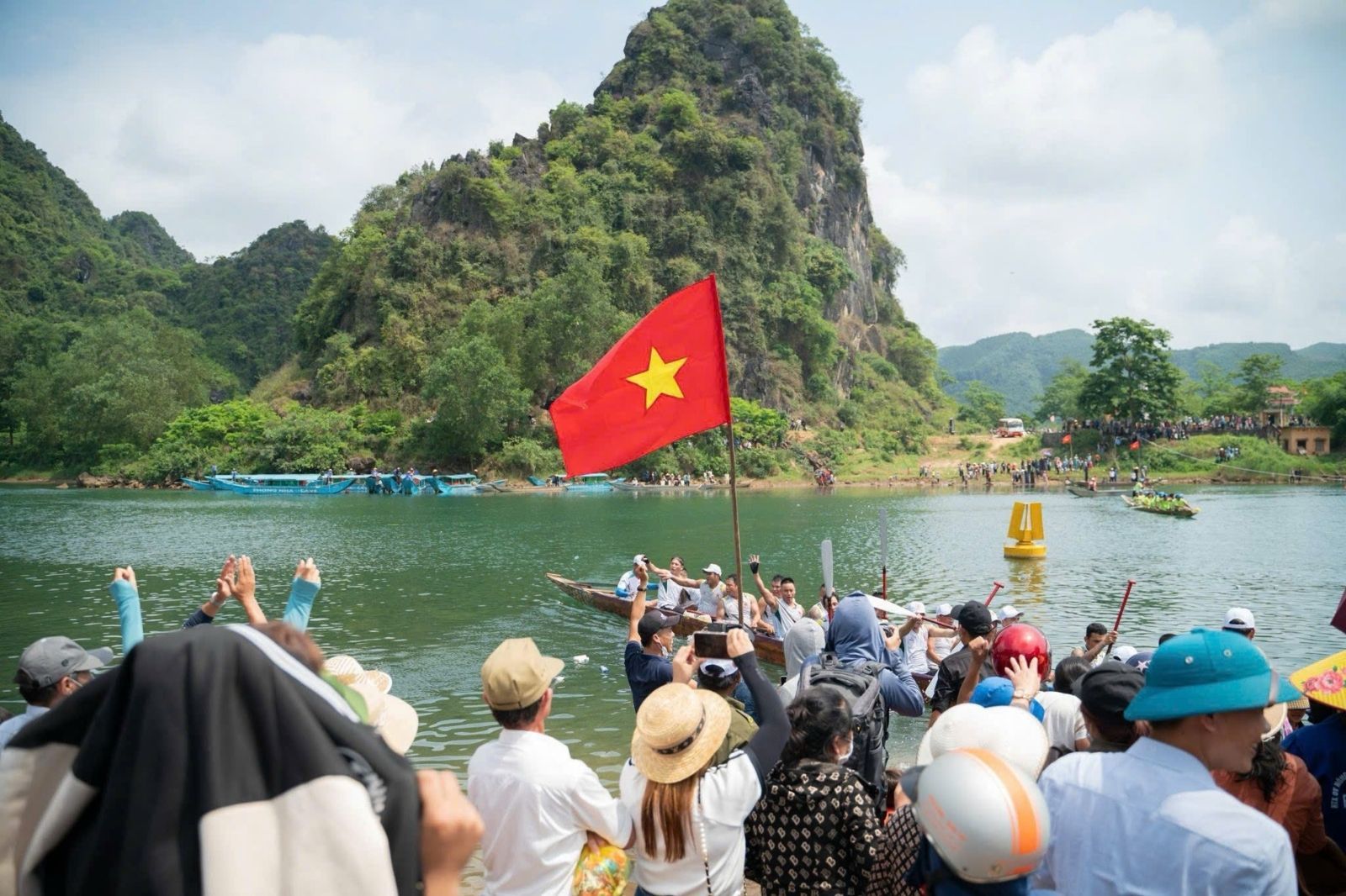 Lễ hội đua thuyền tổ chức ở Phong Nha