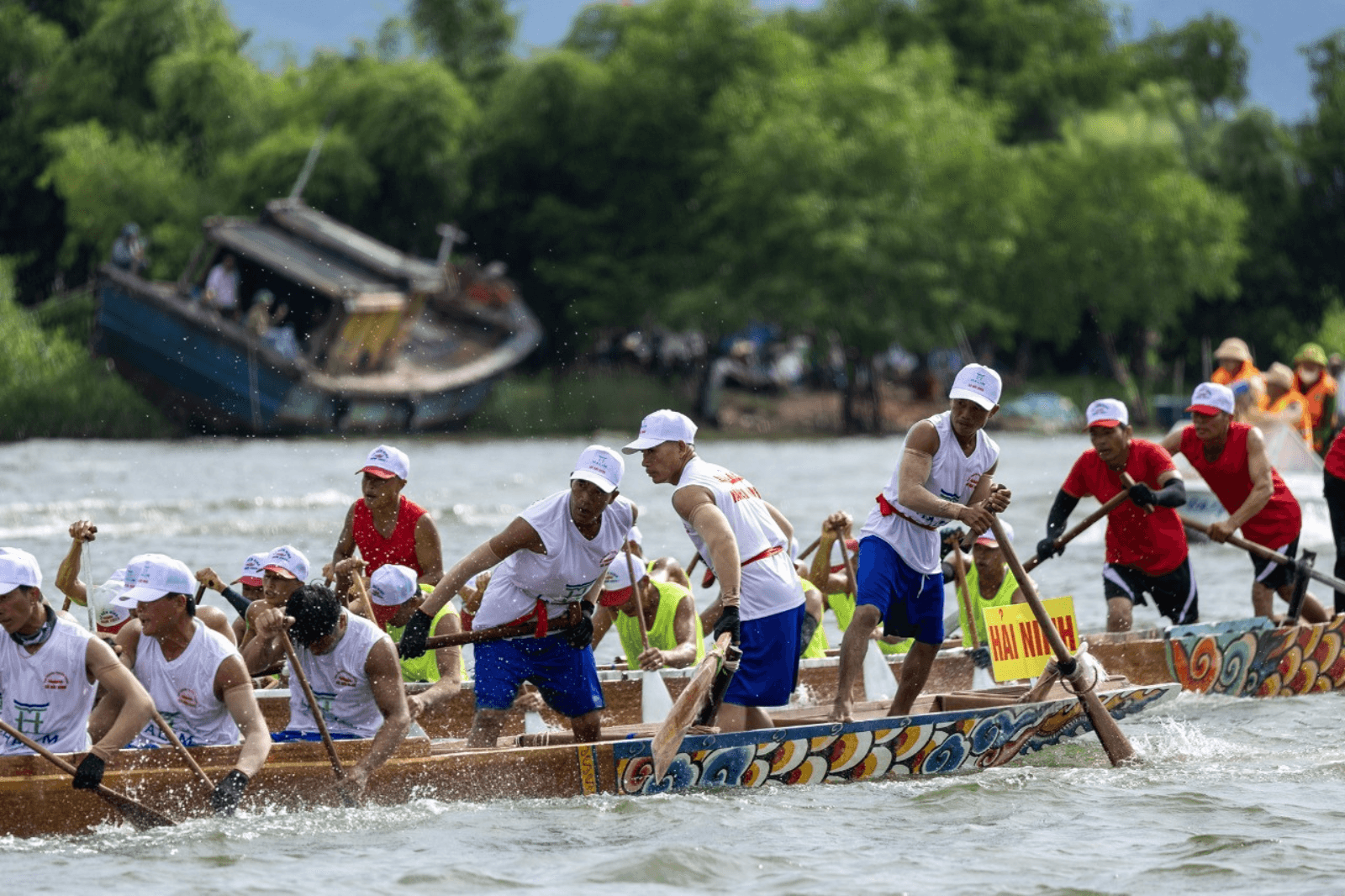 Lễ hội đua thuyền trên sông Kiến Giang