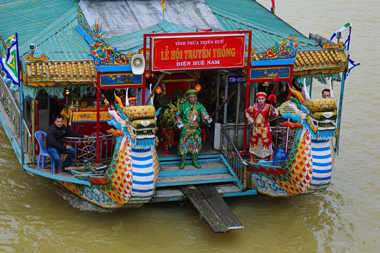 Lễ hội gắn liền với áo ngũ thân và khăn đóng  