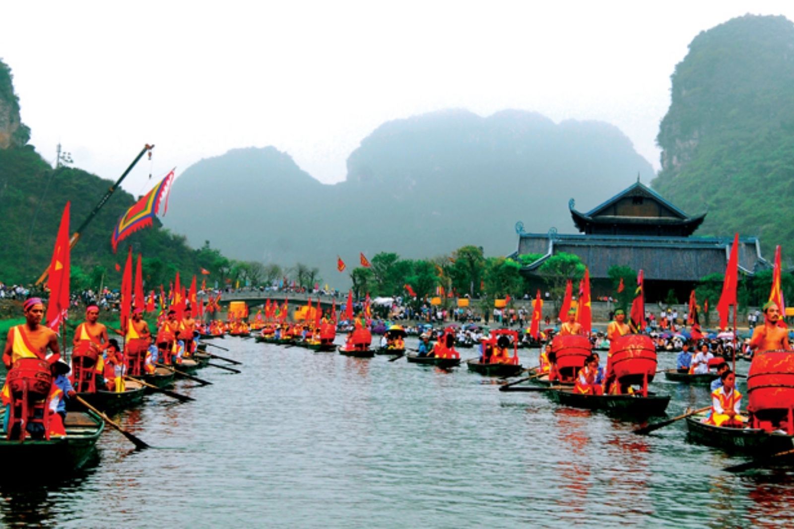 Lễ hội Tràng An diễn ra vào tháng ba âm lịch 