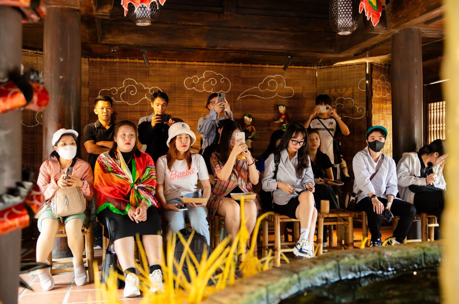 Kiểm tra lịch các show diễn nắm rõ thông tin 