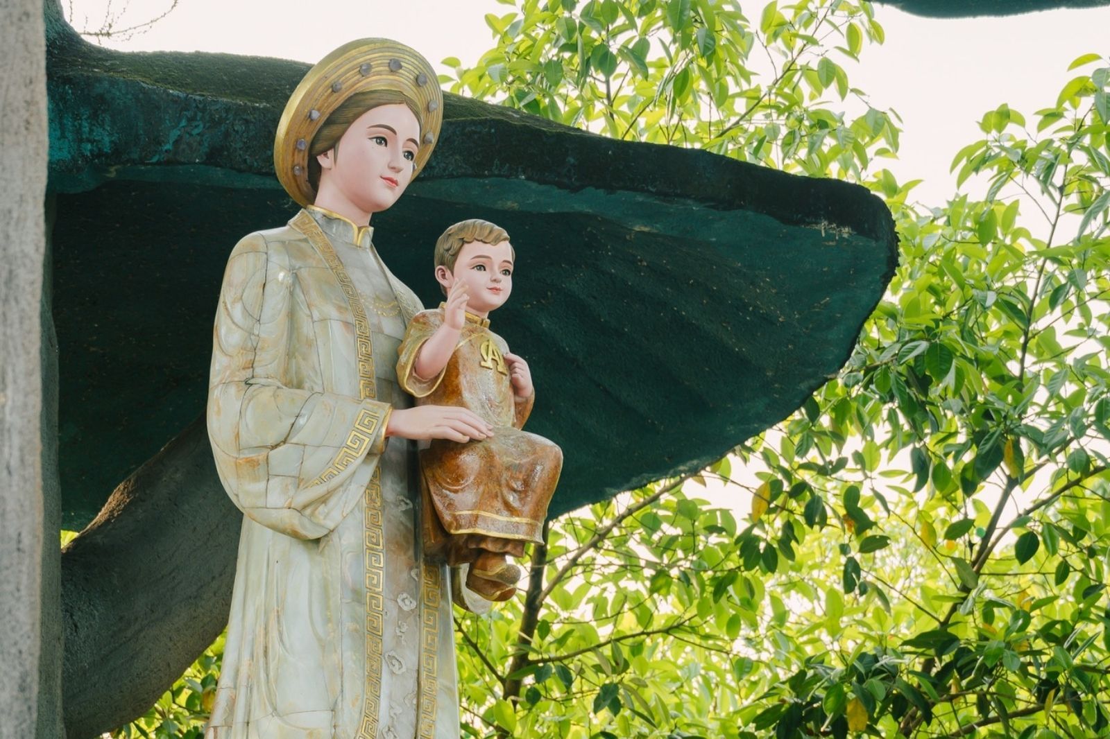 Linh đài Đức Mẹ La Vang 