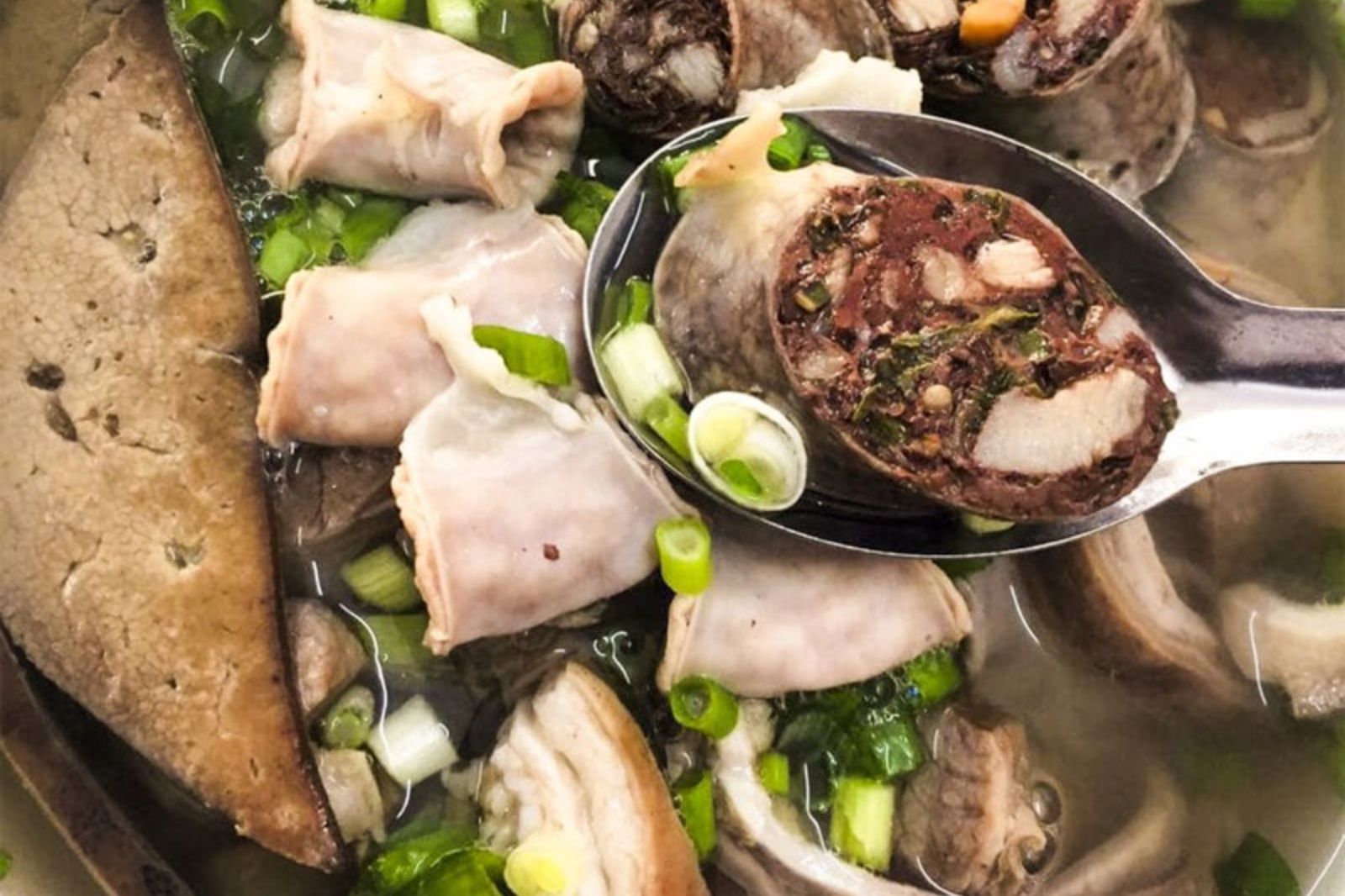 "Linh hồn" của món lòng thả chính là nước dùng