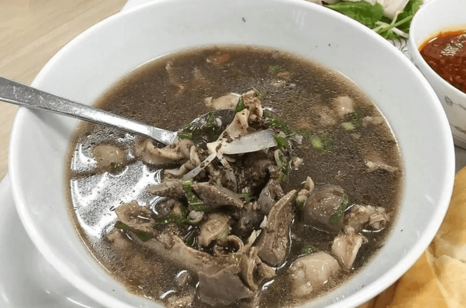 "Linh hồn" của món lòng thả chính là nước dùng