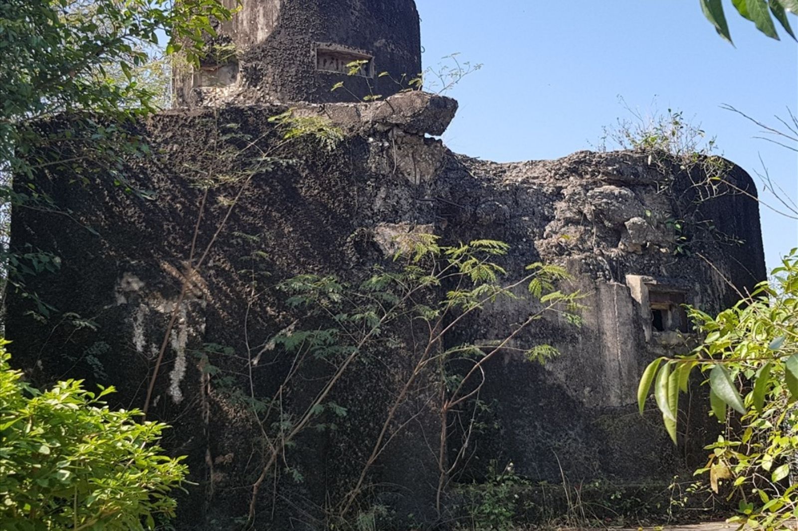 Lô cốt vần còn tồn tại trên đỉnh núi Non Nước  