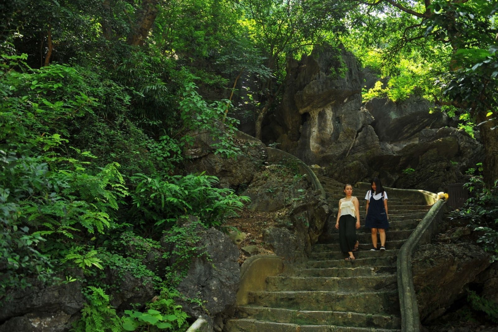 Lối đi lên cửa động Am Tiên