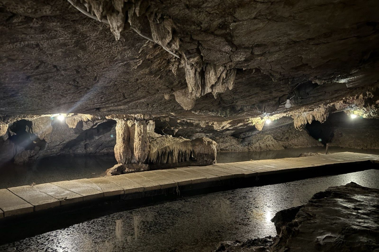 Lối tham quan động Tiên Cá