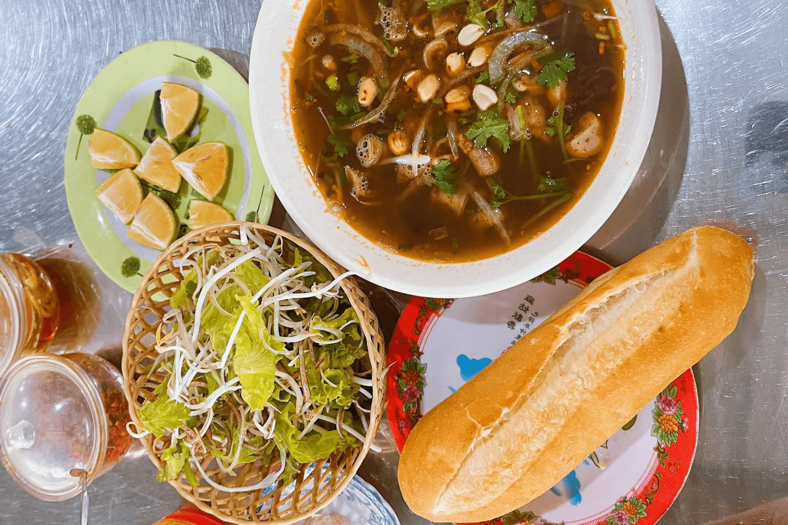 Lòng sả ăn kèm với bánh mì