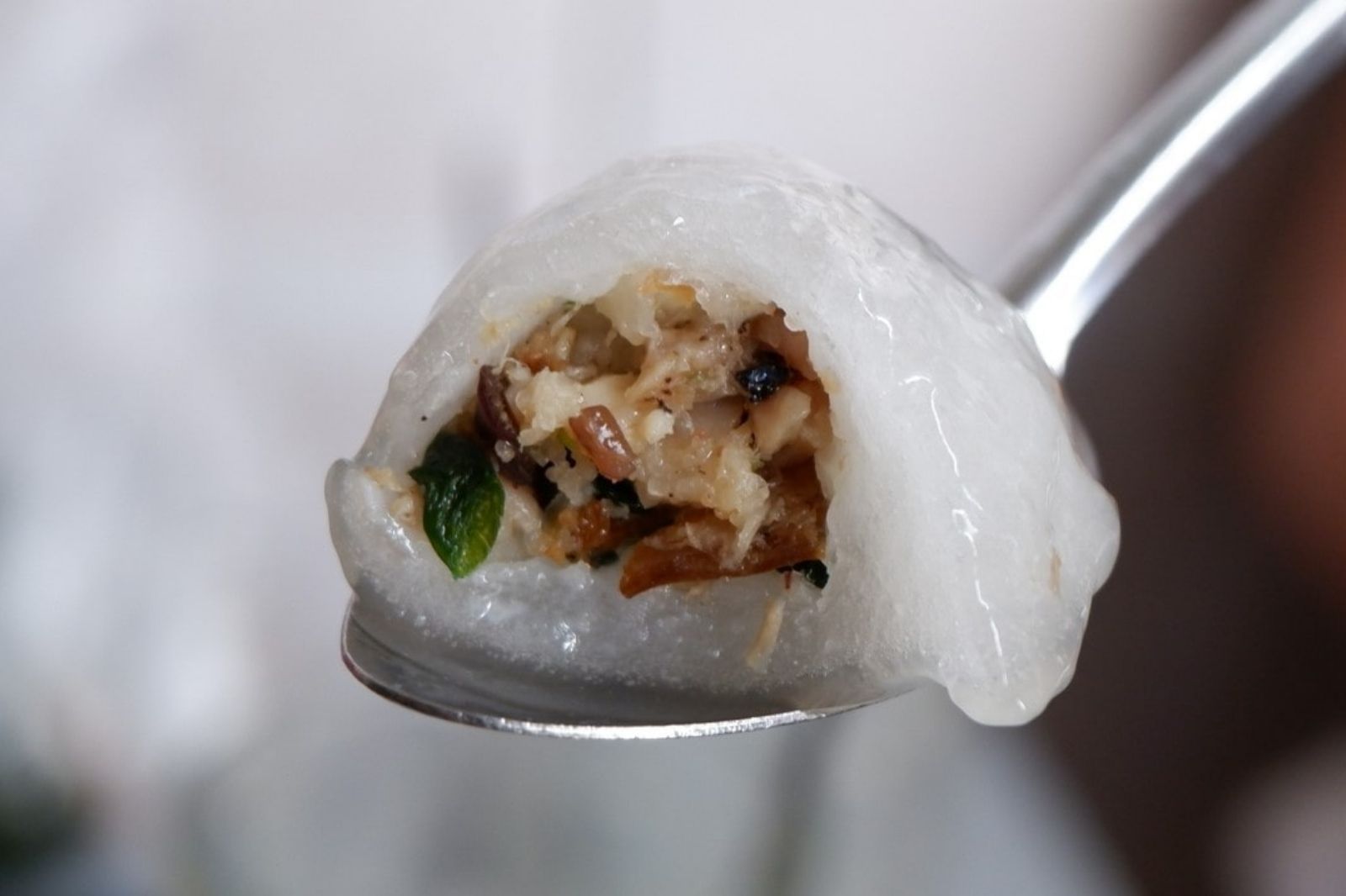 Lớp bột lọc bên ngoài bao phủ miếng heo quay