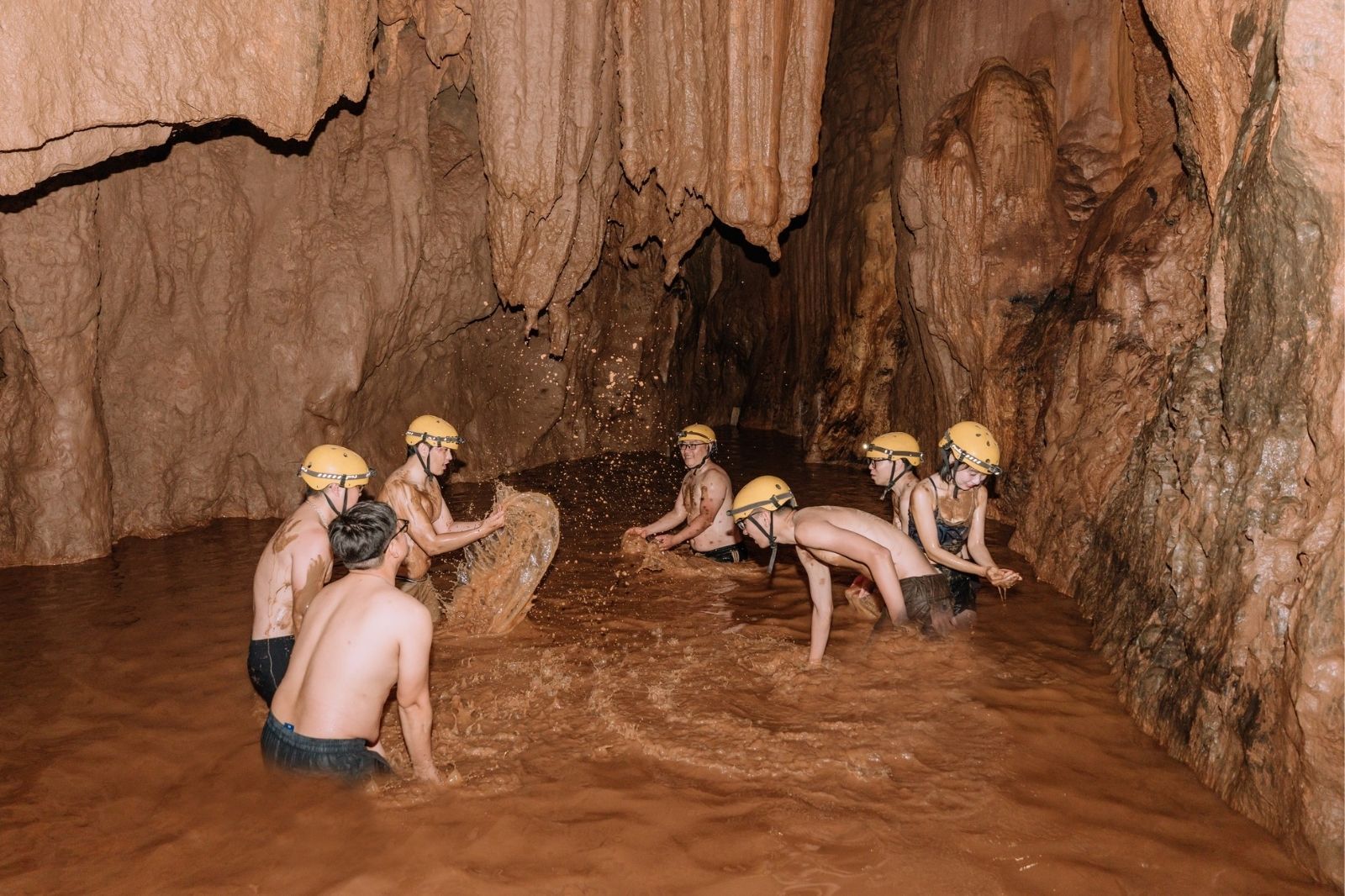 Lựa chọn trang phục phù hợp nếu tham gia các hoạt động dưới nước  