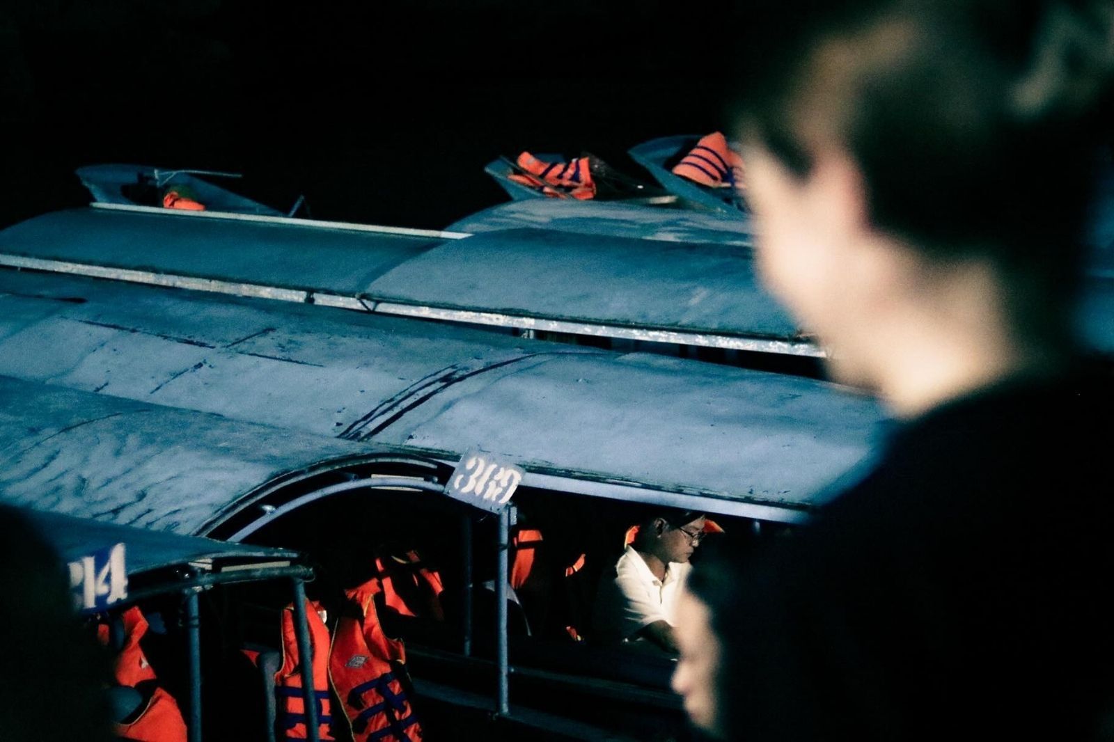 Luôn mặc áo phao khi ngồi trên thuyền  