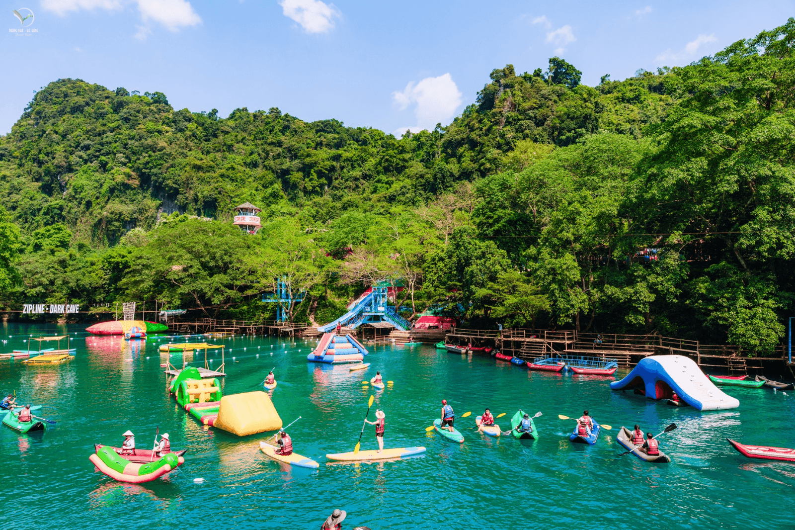 Lượng du khách đổ về mùa cao điểm rất đông 