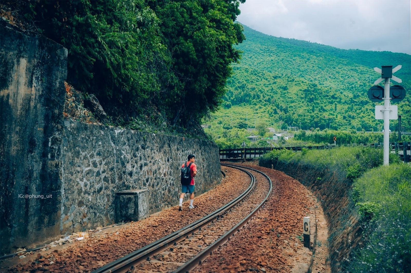 Lưu ý an toàn khi check-in ở cầu vòm Đồn Cả