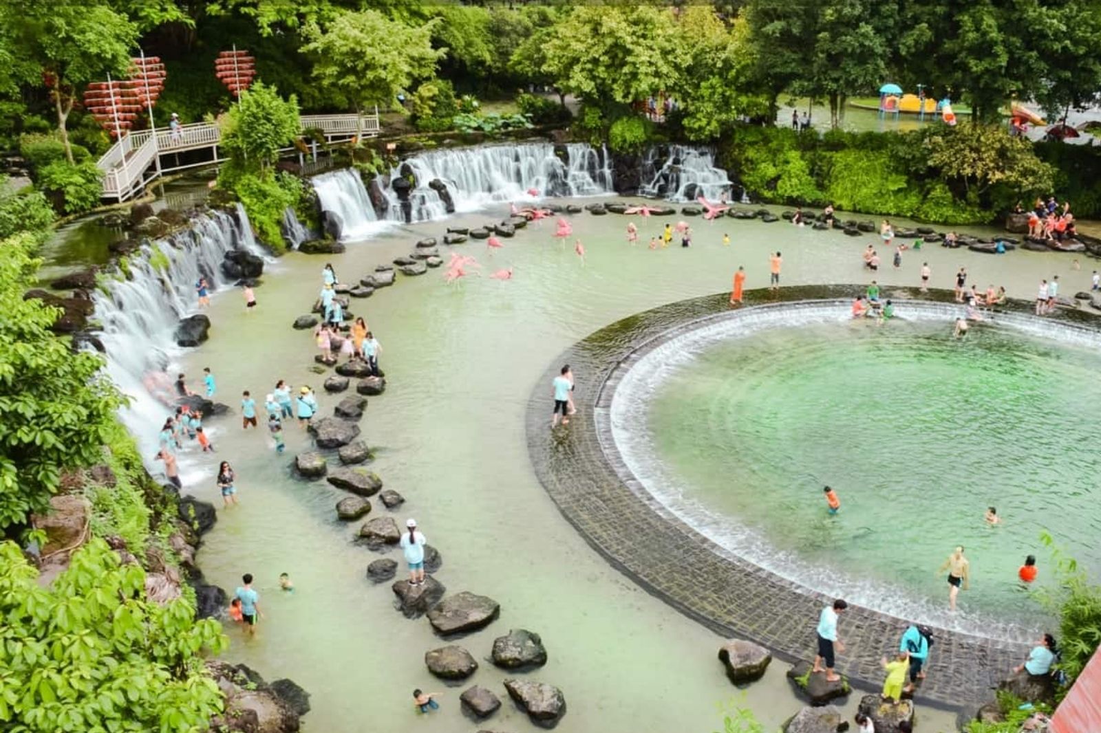 Mặc áo phao khi bơi lội ở khu vực nước sâu