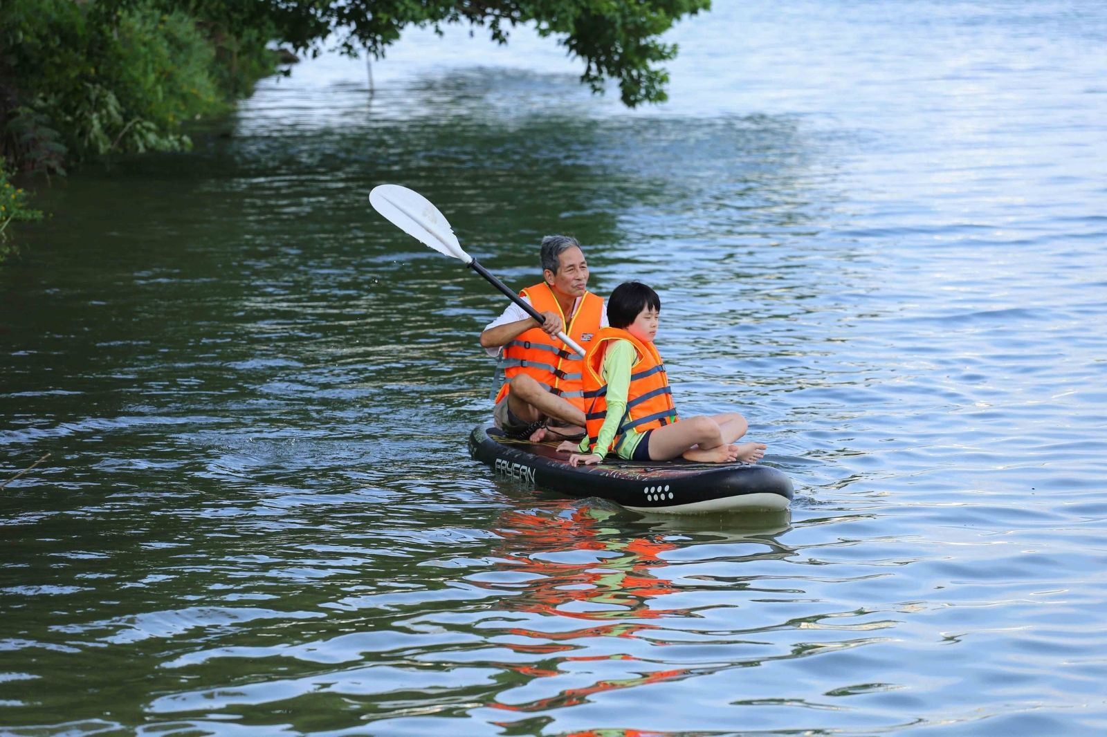 Luôn mặc áo phao an toàn khi chèo SUP