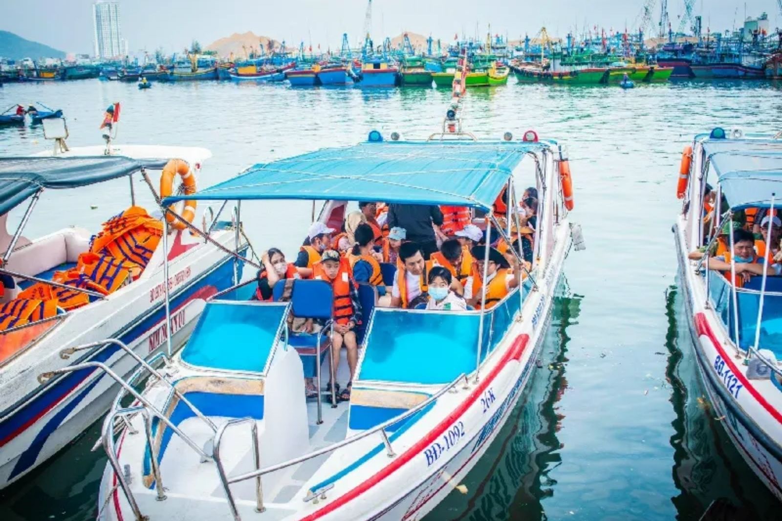 Mặc áo phao trong suốt quãng đường di chuyển  