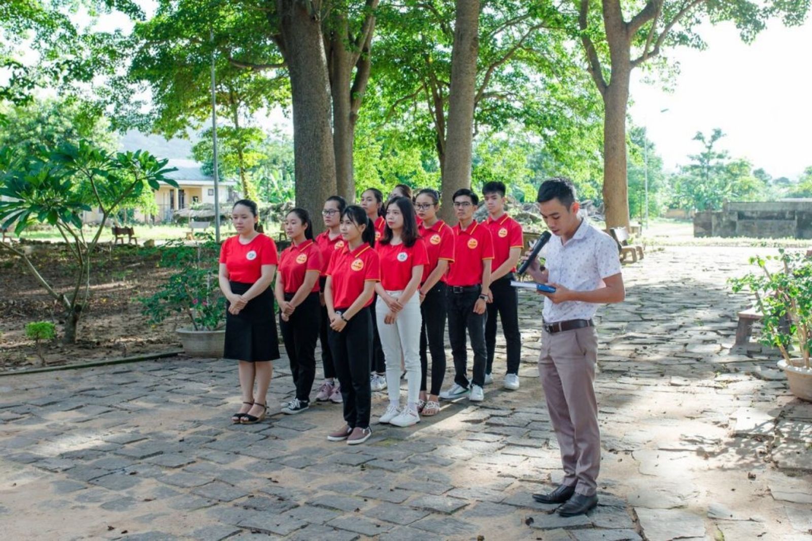 Mặc trang phục trang nghiêm khi tham quan nhà tù Lao Bảo  