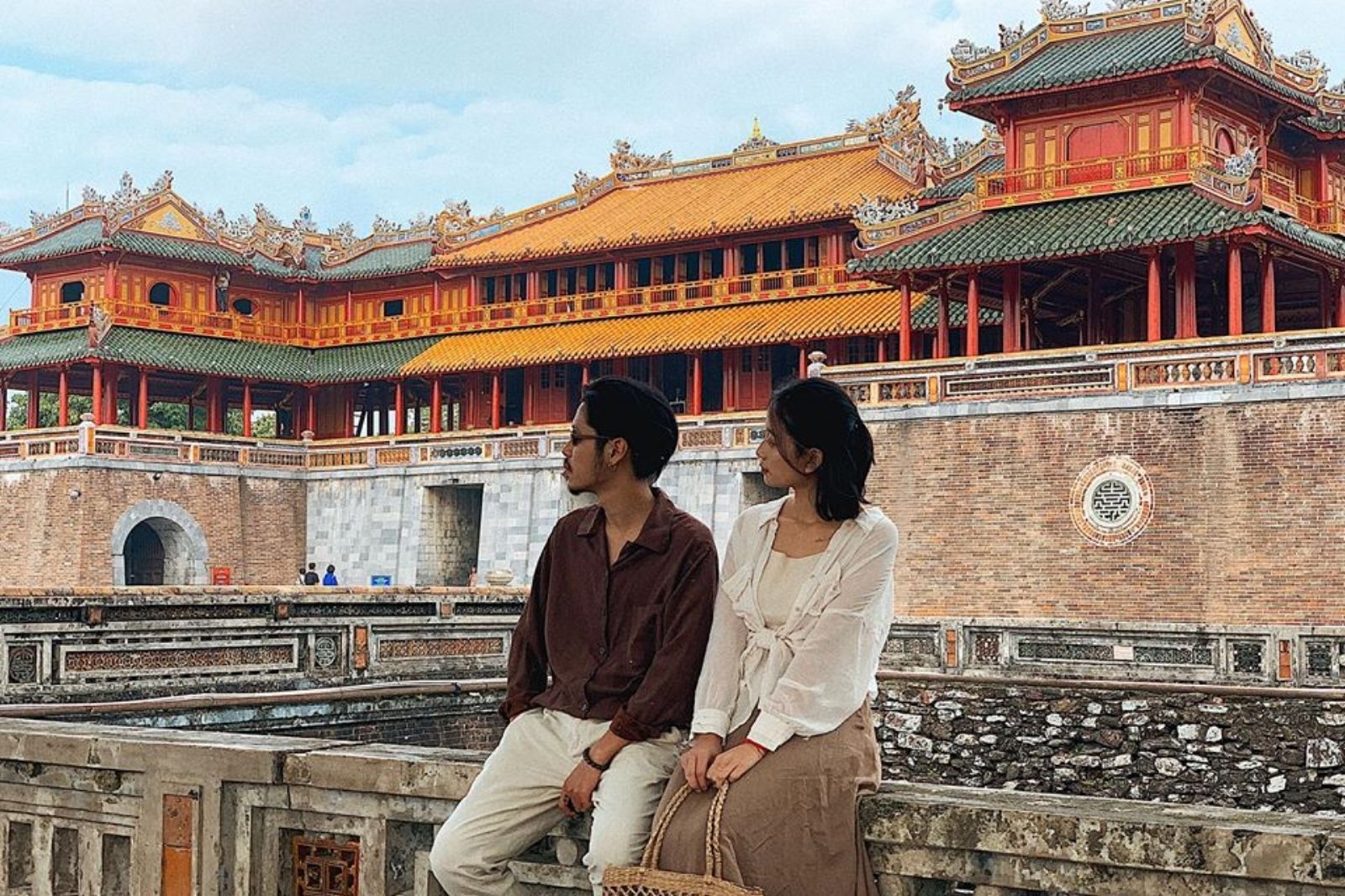 Mặc trang phục kín đáo khi tham quan lăng tẩm 