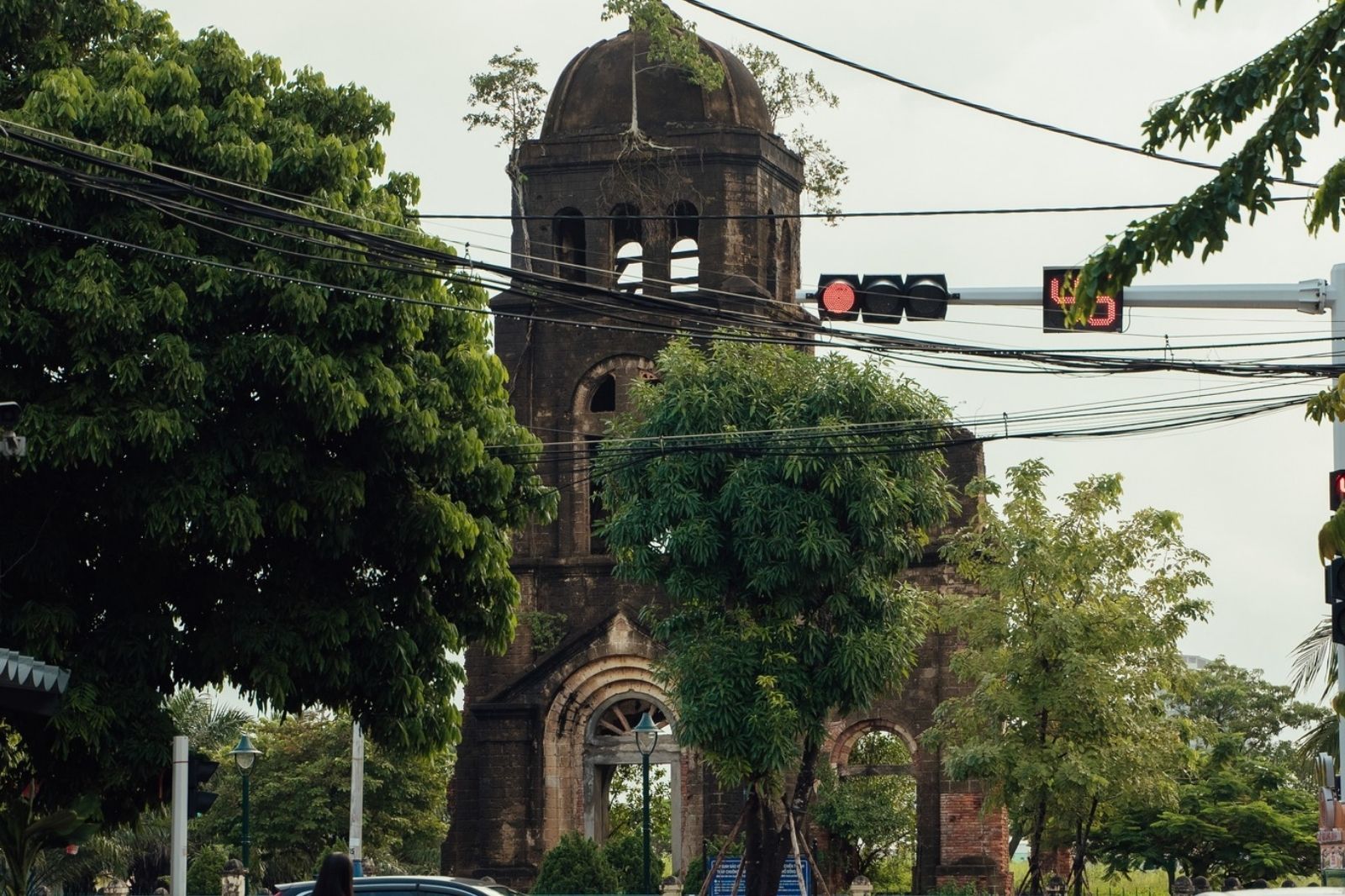 Mặc trang phục lịch sự khi check-in ở di tích Tam Tòa 