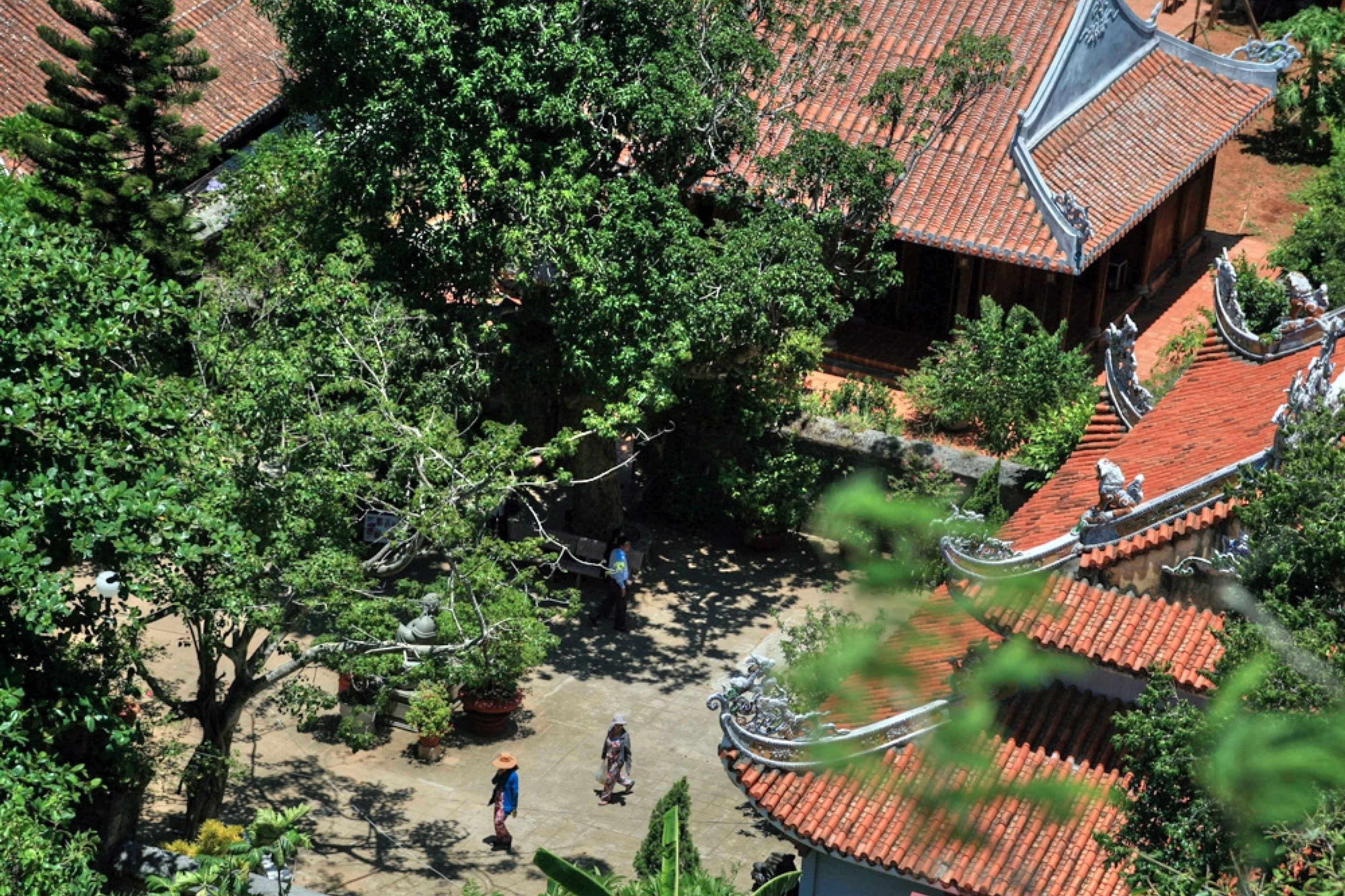 Mặc trang phục lịch sự khi đến chùa