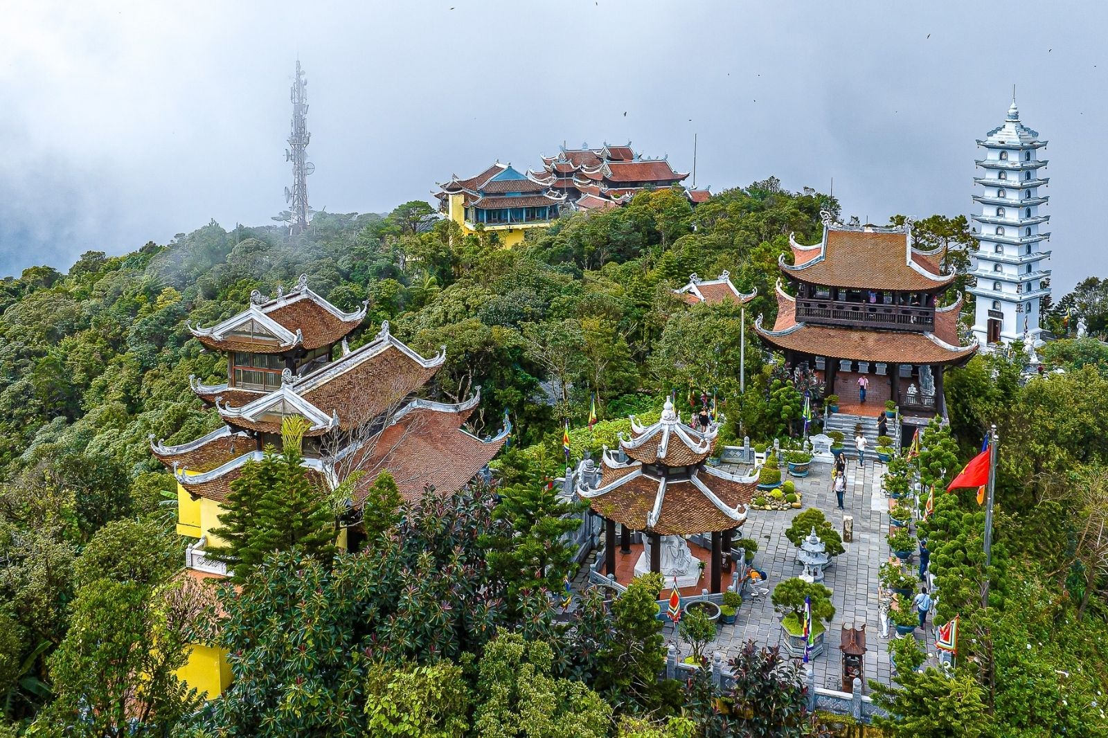 Mặc trang phục lịch sự khi đến hành hương ở chùa