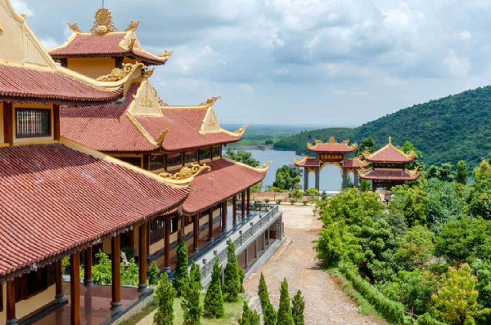 Si consiglia di indossare abiti decorosi durante la visita al monastero zen