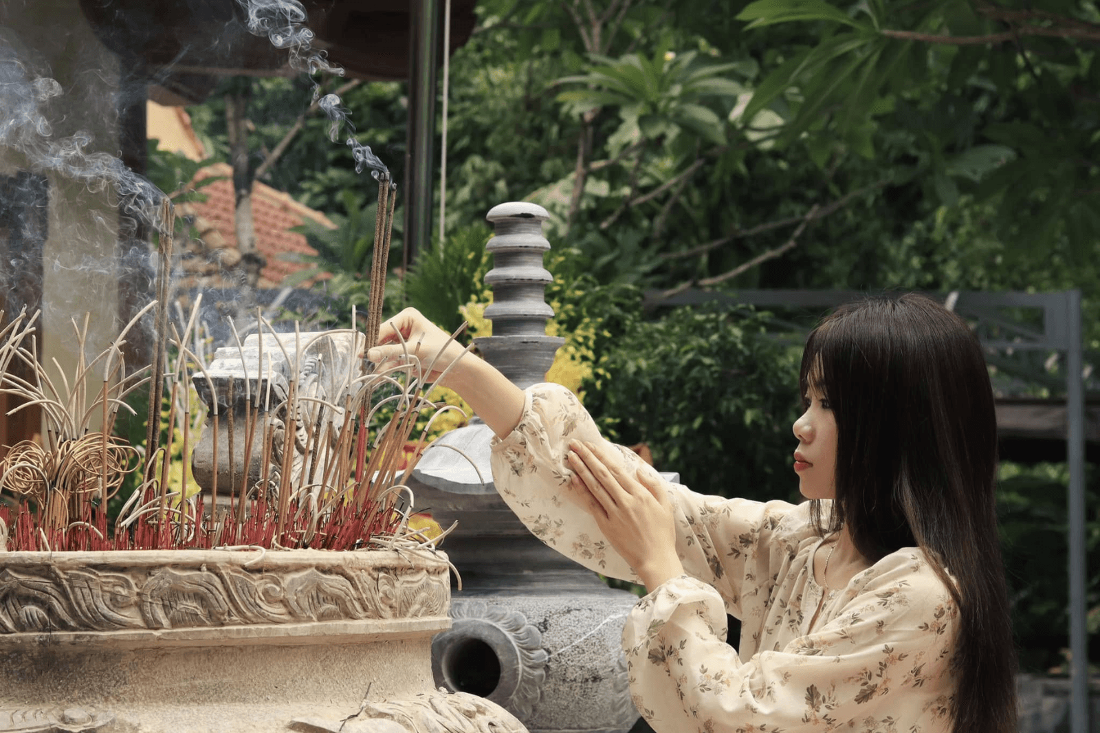 Mặc trang phục phù hợp khi đến dâng hương 