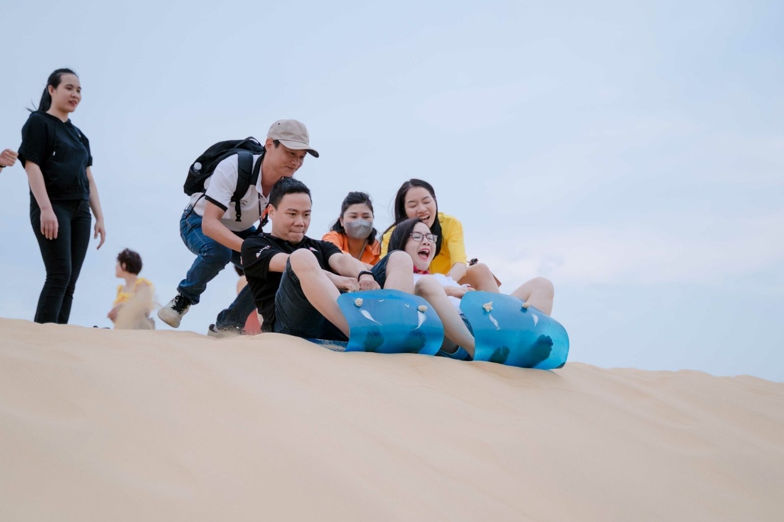 Mặc trang phục thoáng mát khi chơi trượt cát