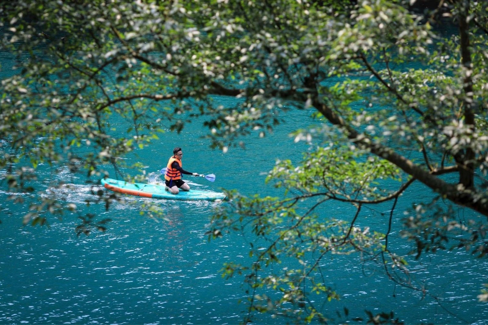 Nên mặc đồ thoáng mát cho các hoạt động dưới nước  
