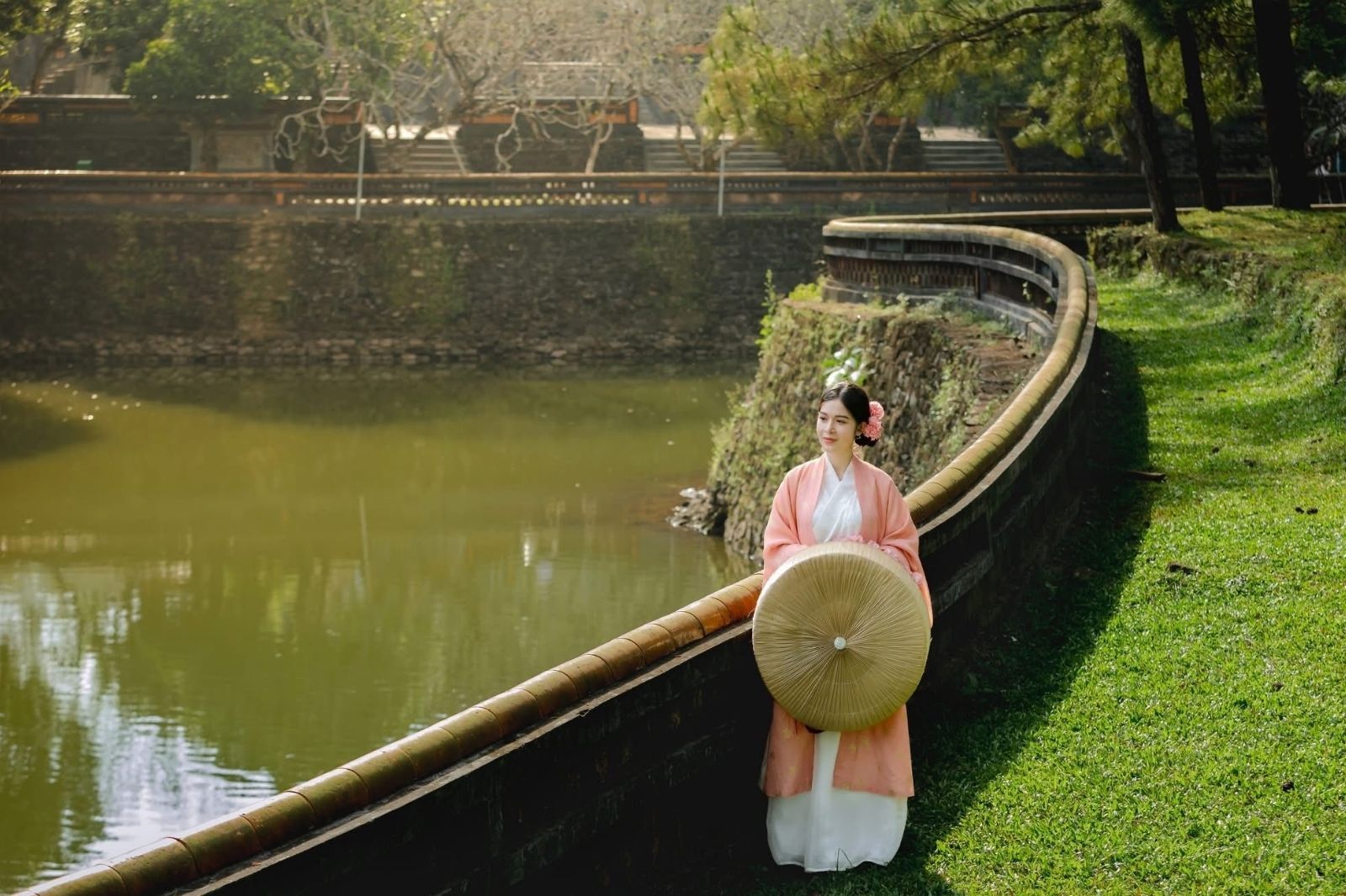 Đừng quên mặc việt Phục để có những tấm hình đẹp ở các Lăng  