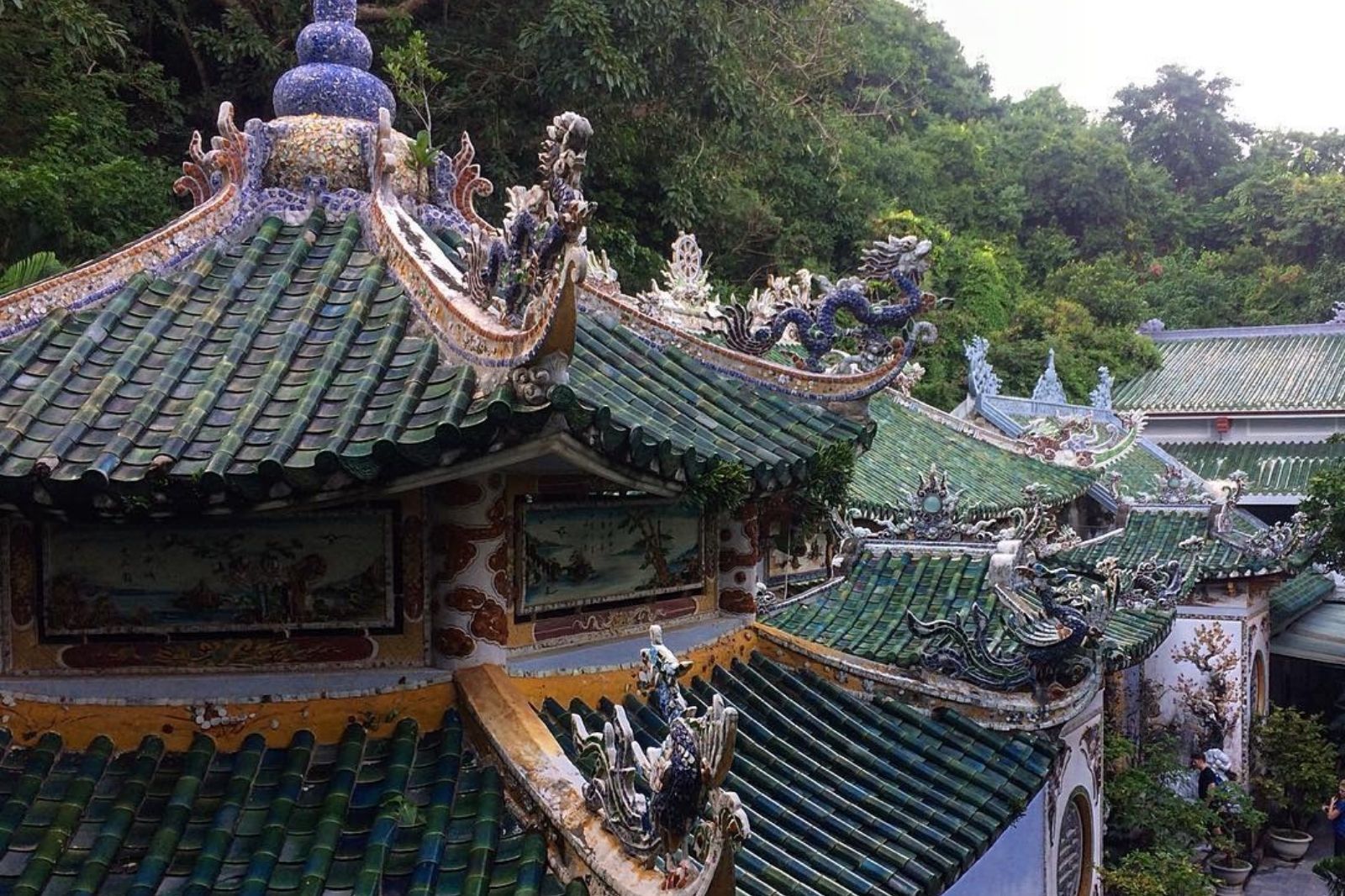 Mái kép lợp ngói xanh đỏ ở chùa Non Nước 