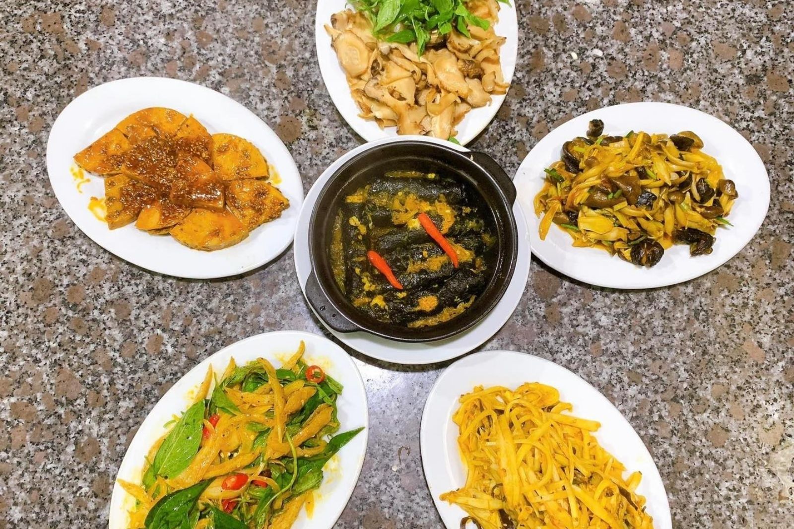 Mâm cơm chay ở quán chay cọ dầu 