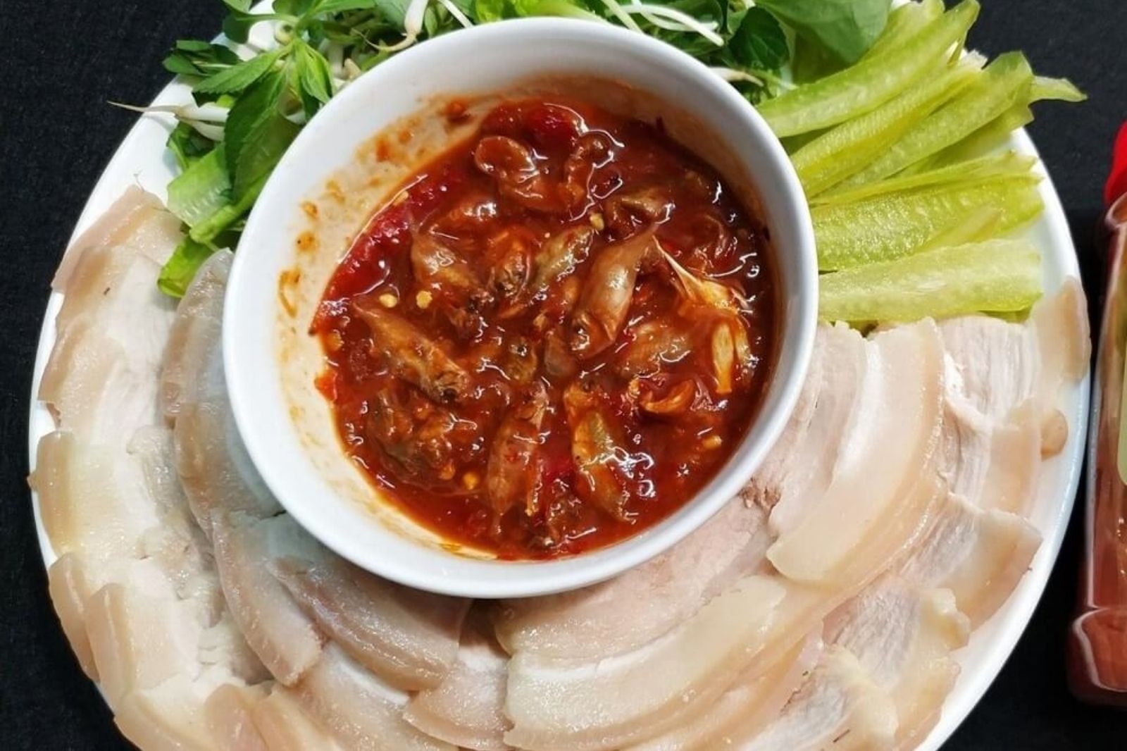 Mắm rò khi ăn cùng thịt luộc rất hao cơm