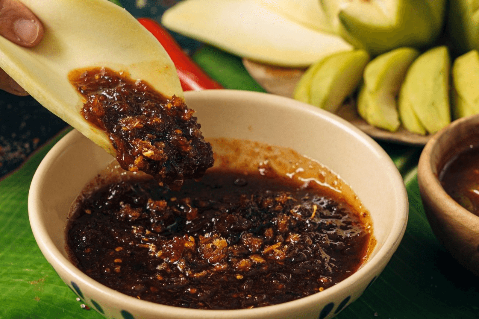 Mắm ruốc chấm xoài được nấu cùng với một vài nguyên liệu 