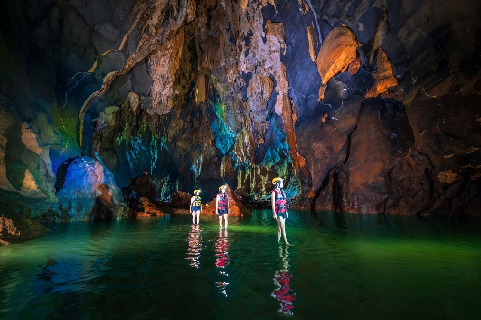 Mang theo đồ bơi để khám phá hang Tối