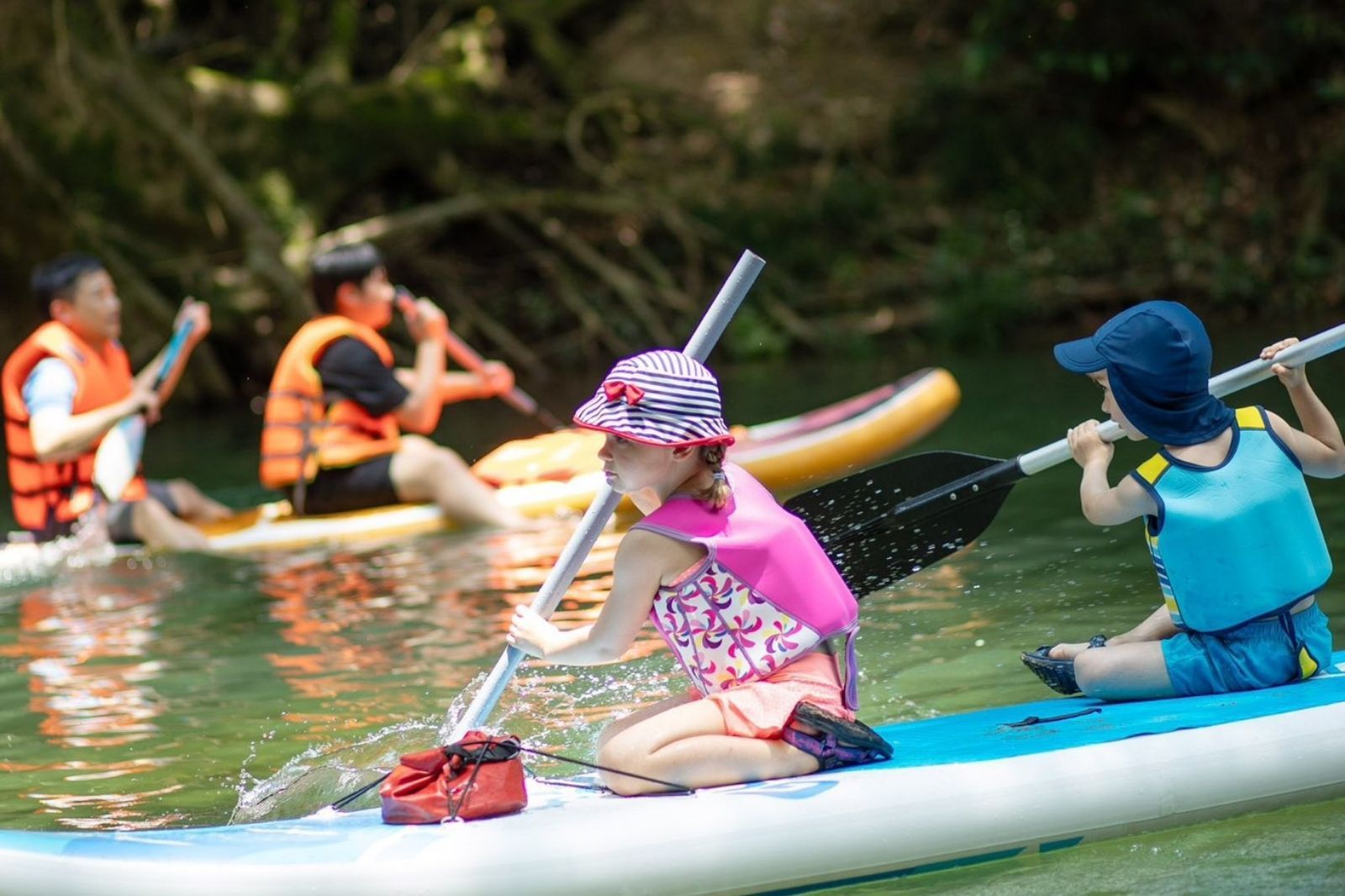 Mang theo đồ bơi để tắm suối 