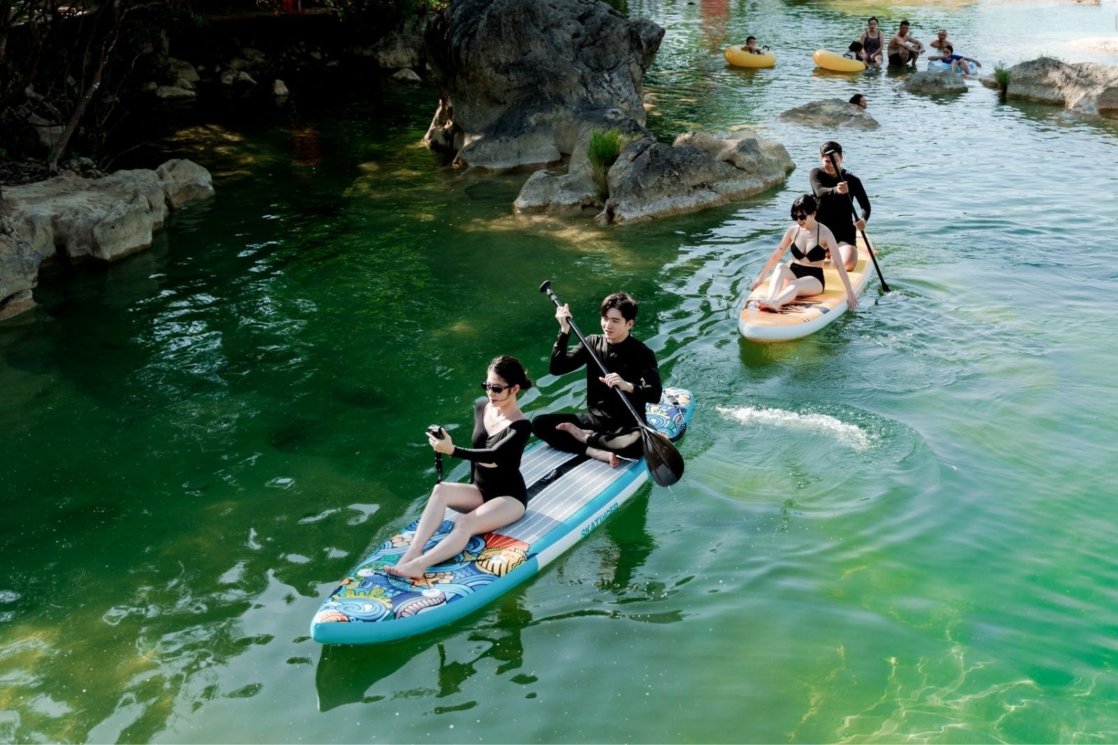 Mang theo đồ bơi khi đến Khe Nước Lạnh 