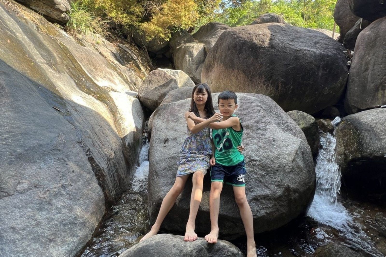 Mang theo đồ bơi khi đến suối Mơ 